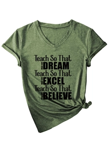 Détail du t-shirt vert chiné à col en V avec citations d'enseignant et un nœud frontal