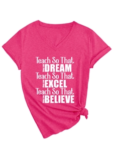 Gros plan du t-shirt rose à col en V avec imprimé lettre et détail de nœud latéral
