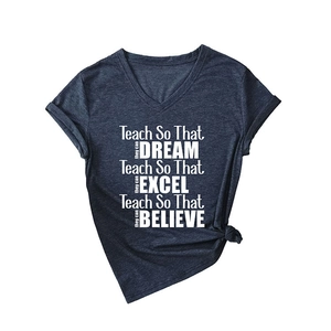 T-shirt gris foncé à col en V avec message inspirant, manches retroussées et nœud frontal
