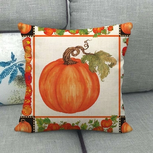 Détail de la housse de coussin en lin avec motif citrouille peint pour décoration d'automne
