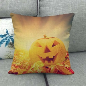 Détail de la texture de la housse de coussin citrouille d'Halloween sur un canapé
