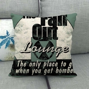 Housse de coussin vintage Happy Fall en lin sur un canapé gris avec motifs olive