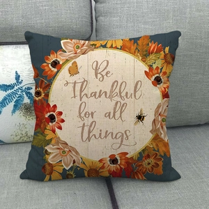 Détail de la housse de coussin d'automne avec citation Be Thankful et couronne florale