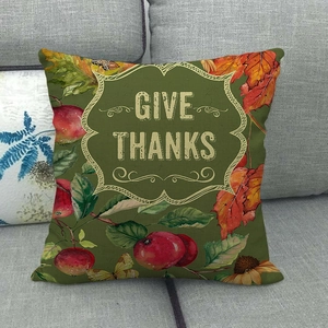 Gros plan sur la housse de coussin en lin avec texte Give Thanks et motifs d'automne