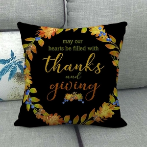 Détail de la taie en lin Happy Fall avec couronne d'automne et texte doré sur canapé
