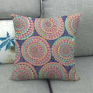 Detaillierte Textur des geometrischen Mandala-Musters auf quadratischem Leinenkissen