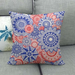 Quadratischer Boho-Kissenbezug mit blau-rotem Mandala-Muster aus Leinenstoff