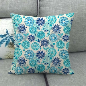 Detailaufnahme des Leinen-Kissenbezugs mit blauem Mandala-Blumenmuster auf Stoff