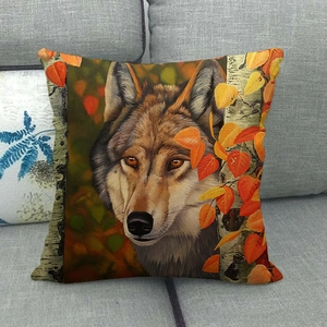 Housse de coussin en lin avec motif loup et feuilles d'automne sur un canapé gris neutre
