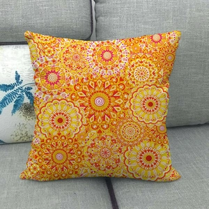 Aquarell-Sonnenblumen-Mandala-Kissenbezug aus Leinen auf einem grauen Sofa