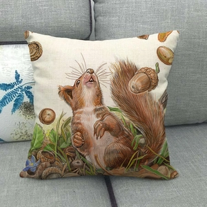 Texture détaillée de la housse de coussin en lin avec illustration d'écureuil réaliste