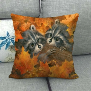 Détail d'une housse de coussin en lin avec motif de râteau et feuilles d'automne