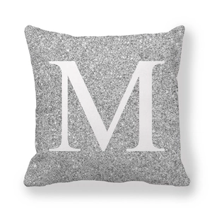 Fodera per cuscino decorativa argento con texture di paillettes e lettera M bianca