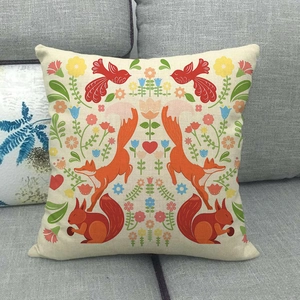 Housse de coussin en lin avec imprimé renard et écureuil sur canapé gris détail