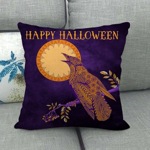 Housse de coussin Halloween en lin avec corbeau orange et lune violette sur sofa