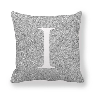 Fodera per cuscino in paillettes argento con lettera I bianca su sfondo minimalista