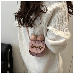 Vue détaillée du mini sac bandoulière rose à pois noirs et fleurs 3D décoratives