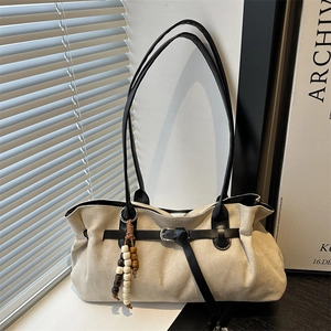 Borsa tote retrò in pelle scamosciata crema con cinturini neri e pendente di perle