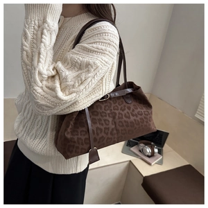 Gros plan du sac cabas léopard vintage en texture peluche avec un pull en maille