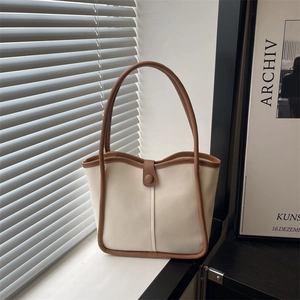 Sac Fourre-tout en Cuir PU Rétro Grande Capacité Sac à Main à Bandoulière pour Femme Avec Charme Monstre en Peluche Passepoil Contrasté Minimaliste