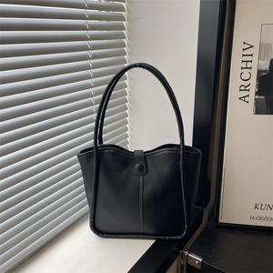 Grand sac cabas noir mat pour femme, idéal pour le travail, avec double anse et design élégant