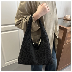 Close-up of leopard print tote bag texture and large capacity shoulder bag style