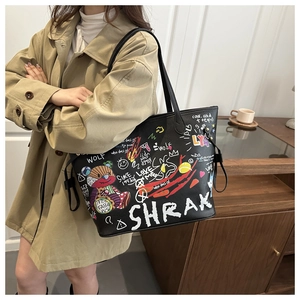 Détail du grand sac cabas noir avec graffitis colorés et imprimé ours artistique