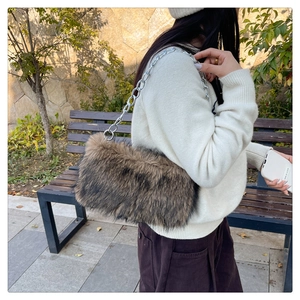 Détail du sac bandoulière en fausse fourrure marron avec chaîne argentée en extérieur