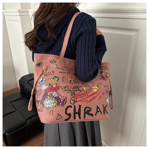 Sac cabas rose avec motifs graffitis et ours porté à l'épaule avec cordon de serrage