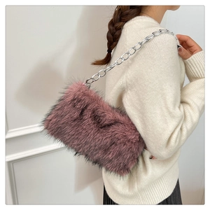 Vue détaillée du sac à bandoulière en fausse fourrure rose avec chaîne argentée