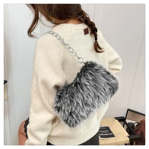 Détail du sac à bandoulière en fausse fourrure avec chaîne argentée porté par le mannequin