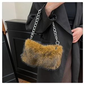 Détail du sac bandoulière en fausse fourrure pelucheuse avec chaîne en métal argenté