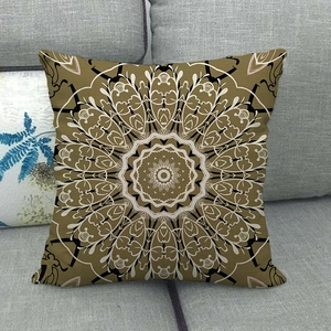 Detailansicht quadratischer Kissenbezug im Boho-Stil mit Mandala-Muster auf warmem Braun