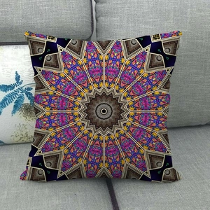 Detailansicht eines Kissenbezugs aus Leinen mit bunten Mandala-Mustern auf einem Sofa