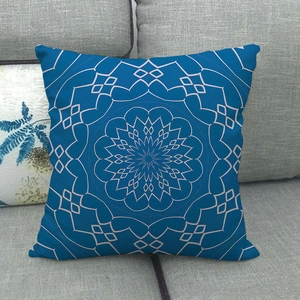 Detaillierte Textur des blauen Leinenkissenbezugs mit weißem Mandala-Geometrie-Muster