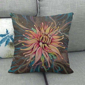 Detailaufnahme der böhmischen geometrischen Blumenmuster auf hochwertiger Leinenkissenhülle