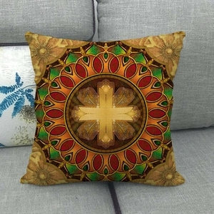 Detail eines böhmischen Mandala-Kissenbezugs mit goldenen Mustern auf grauem Sofa