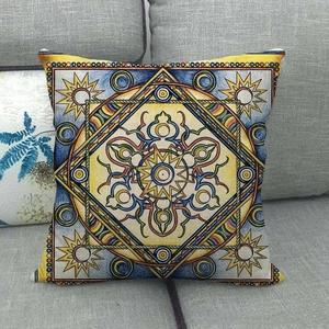 Nahaufnahme von geometrischem Mandala-Muster auf Leinen-Kissenbezug mit gelben Details