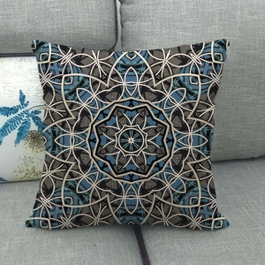 Detailansicht der böhmischen Mandala-Geometrie auf dem Leinenkissenbezug im Nahformat