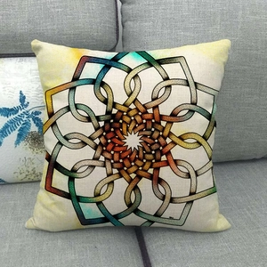Detail eines Leinen-Kissenbezugs mit böhmischem Knotenmuster und Regenbogen-Farbverlauf auf Sofa