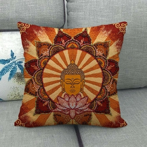 Boho-Leinen-Kissenbezug mit Buddha- und Mandala-Druck auf einem grauen Stoffsofa
