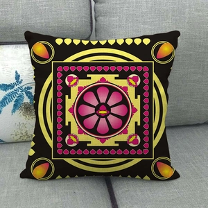 Detail der böhmischen Mandala Kissenhülle mit Lotusmuster auf einem grauen Sofa