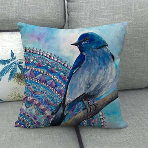 Dettaglio della fodera per cuscino in lino con uccello blu e motivo mandala viola