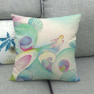 Housse de coussin carrée en lin avec motif sirène aquarelle sur canapé gris