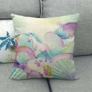 Vue détaillée de l'imprimé aquarelle licorne et coquillage sur taie en lin