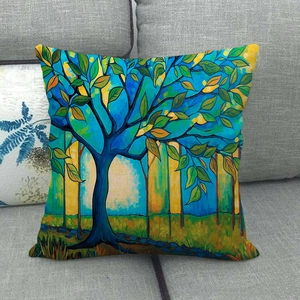 Housse de coussin en lin avec arbre multicolore posée sur un canapé gris moderne et chic