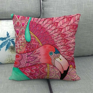 Détail de la housse de coussin flamant rose avec motifs mandala sur canapé en tissu