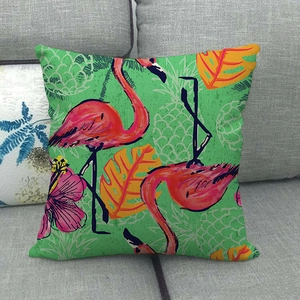 Détail d'une housse de coussin en lin avec flamants roses et hibiscus tropicaux
