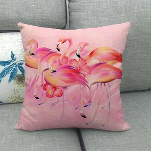 Détail de la texture en lin montrant l'imprimé flamant rose et fleur d'hibiscus