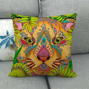 Housse de coussin artistique motif léopard sur canapé gris pour décoration